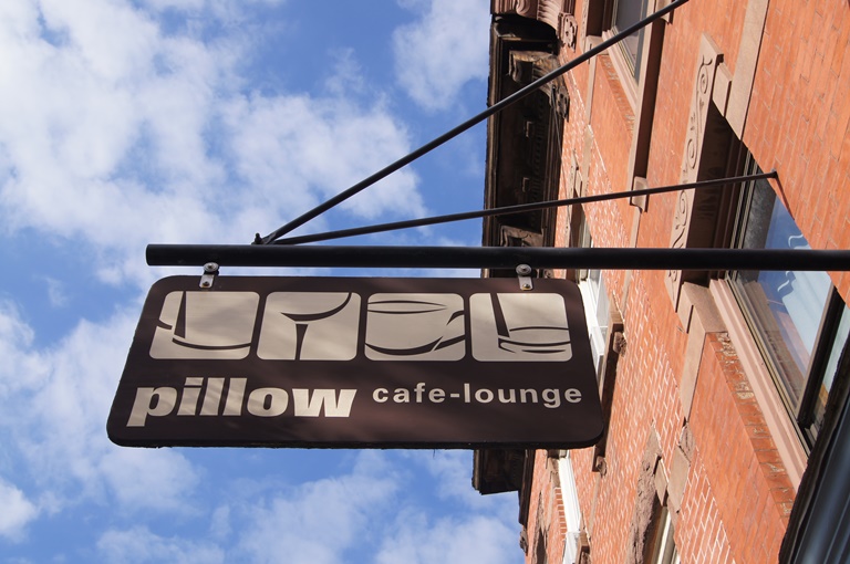 pillow cafe